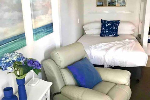 Beautiful Studio In Great Leafy Location - Sunshine Coast Guide 3