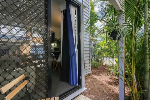 Beautiful Studio In Great Leafy Location - Sunshine Coast Guide 7