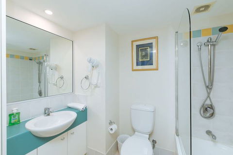 Airtrip Apartment On Edmonstone St - Sunshine Coast Guide 5