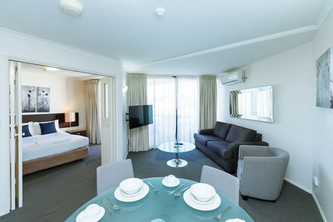 Airtrip Apartment On Edmonstone St - Sunshine Coast Guide 3