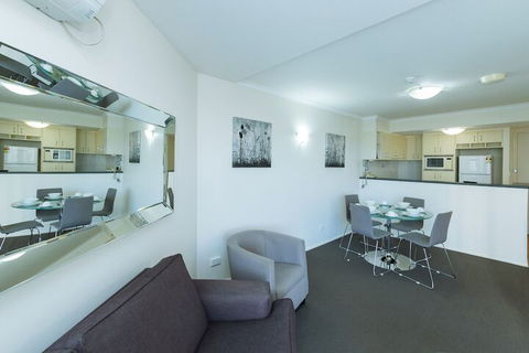 Airtrip Apartment On Edmonstone St - Sunshine Coast Guide 6