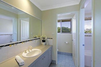 Away On Massinger Street - Sunshine Coast Guide 4