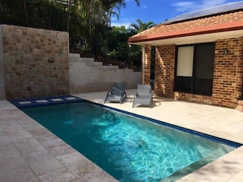Away On Massinger Street - Sunshine Coast Guide 2