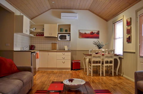 Autumn Affair Cottage 5 - Sunshine Coast Guide 2