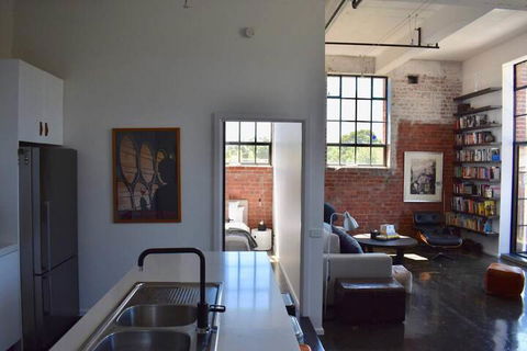 Stylish Warehouse Conversion In Heart Of Fitzroy - Sunshine Coast Guide 6