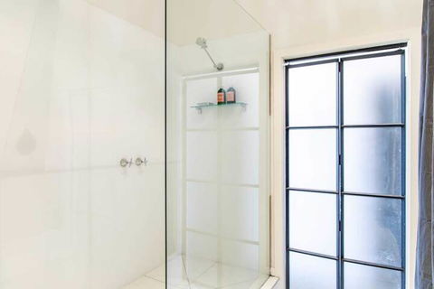 Stylish Warehouse Conversion In Heart Of Fitzroy - Sunshine Coast Guide 5