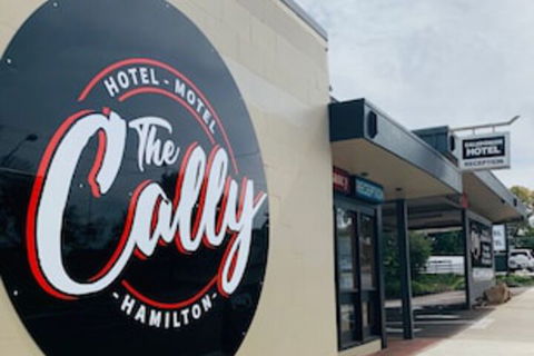 The Caledonian Hotel Motel - Sunshine Coast Guide 0