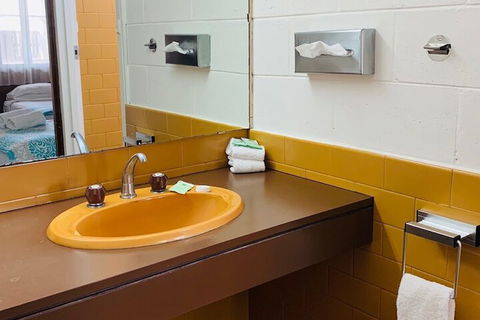 The Caledonian Hotel Motel - Sunshine Coast Guide 2