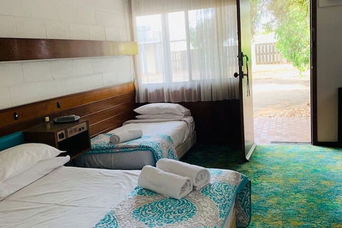 The Caledonian Hotel Motel - Sunshine Coast Guide 6
