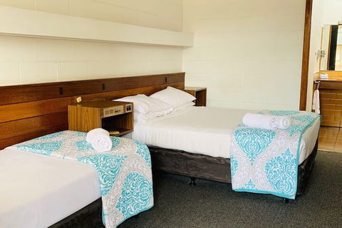 The Caledonian Hotel Motel - Sunshine Coast Guide 3