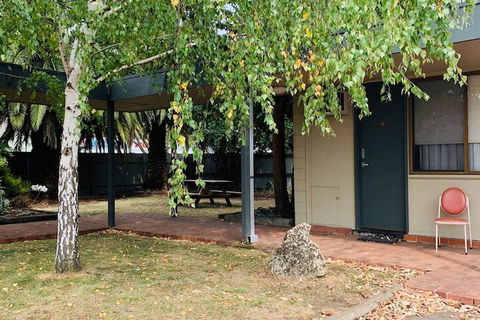 The Caledonian Hotel Motel - Sunshine Coast Guide 1
