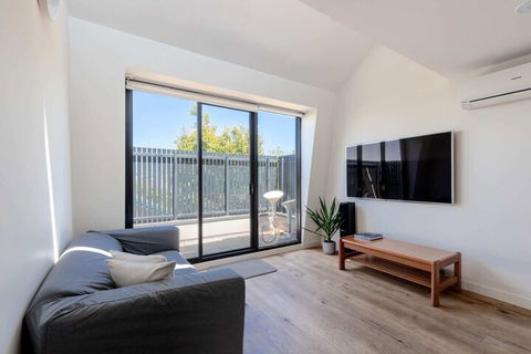 Spacious 2 Bedroom Inner City Townhouse With Private Rooftop - Sunshine Coast Guide 3