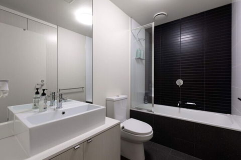 Spacious 2 Bedroom Inner City Townhouse With Private Rooftop - Sunshine Coast Guide 4