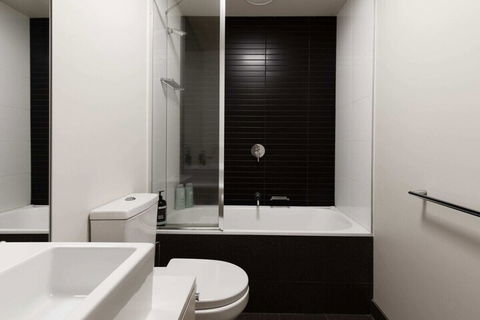 Spacious 2 Bedroom Inner City Townhouse With Private Rooftop - Sunshine Coast Guide 5