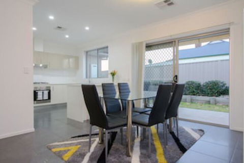 Douro Place - Sunshine Coast Guide 0