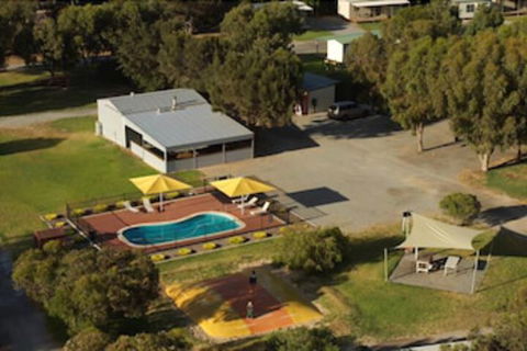 Elliston Caravan Park - Sunshine Coast Guide 0