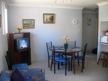 Pacific Court 8 - Sunshine Coast Guide 1