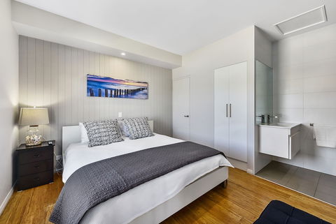 Aloha Waterfront Properties - Sunshine Coast Guide 2