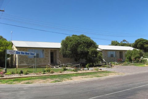 ARNO BAY CARAVAN PARK - Sunshine Coast Guide 2