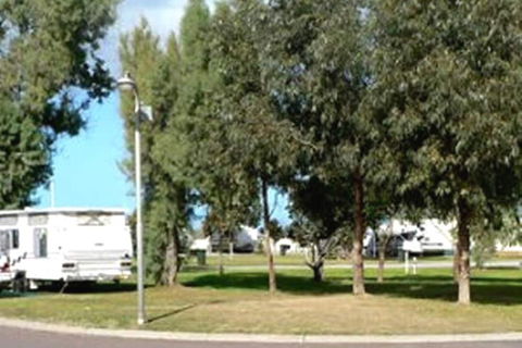ARNO BAY CARAVAN PARK - Sunshine Coast Guide 1