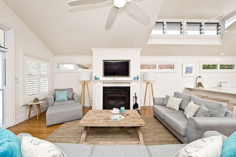 The Hamptons Beach House On Dutchies - Sunshine Coast Guide 4