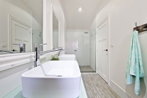 The Hamptons Beach House On Dutchies - Sunshine Coast Guide 1