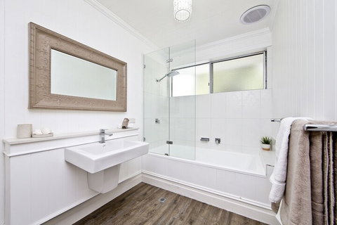 The Hamptons Beach House On Dutchies - Sunshine Coast Guide 5