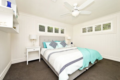 The Hamptons Beach House On Dutchies - Sunshine Coast Guide 3