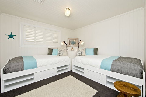 The Hamptons Beach House On Dutchies - Sunshine Coast Guide 7