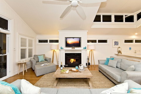 The Hamptons Beach House On Dutchies - Sunshine Coast Guide 2