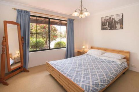Bottlebrush - Sunshine Coast Guide 2