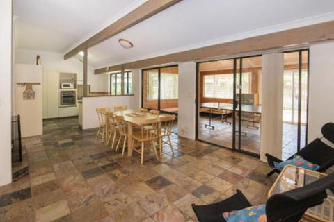 Bottlebrush - Sunshine Coast Guide 6