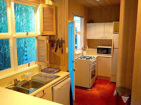 Wisteria Cottage On The Lagoon / Beach - Sunshine Coast Guide 5