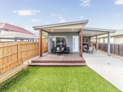 5B Genesta St. Cowes - Sunshine Coast Guide 2