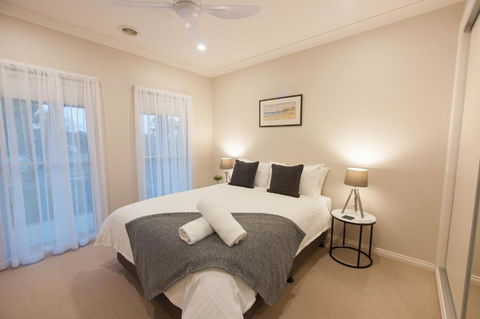 Simms Retreat - Sunshine Coast Guide 1