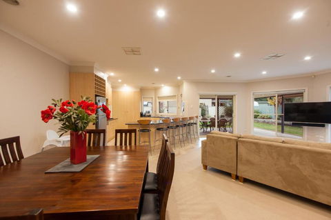 Simms Retreat - Sunshine Coast Guide 5