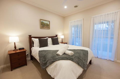 Simms Retreat - Sunshine Coast Guide 6