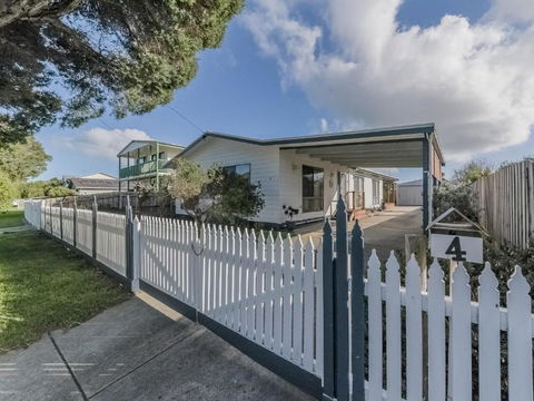 4 Lansell Road Cowes - Sunshine Coast Guide 4