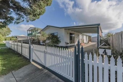 4 Lansell Road Cowes - Sunshine Coast Guide 0