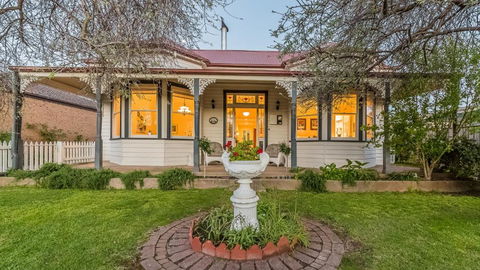 3 Genesta St. Cowes Federation Home - Sunshine Coast Guide 2