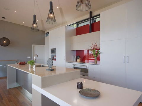 The McLaren Eye Holiday House - Sunshine Coast Guide 1