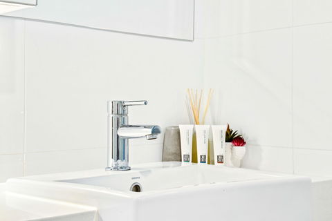 Modern Apartment Next To Largest Shopping Centre - Sunshine Coast Guide 0