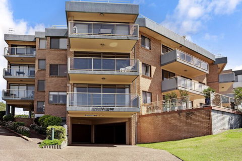 Triview Unit 11 / 1 3 Mitchell Street - Sunshine Coast Guide 1