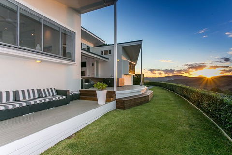 A PERFECT STAY - Byron's Brae - Sunshine Coast Guide 1