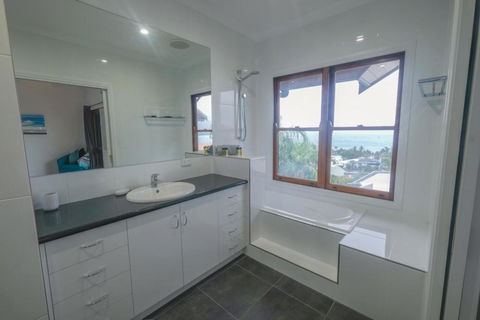 Absolute Airlie Central Airlie Beach - Sunshine Coast Guide 6