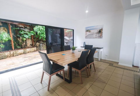 Absolute Airlie Central Airlie Beach - Sunshine Coast Guide 5