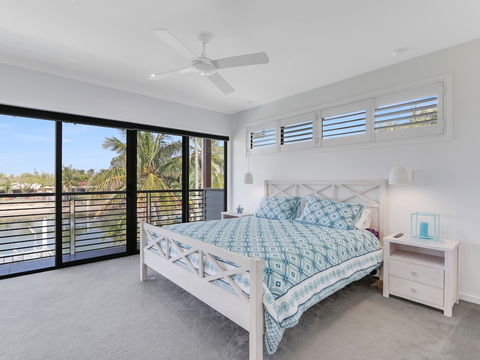 Adelong - Sunshine Coast Guide 1