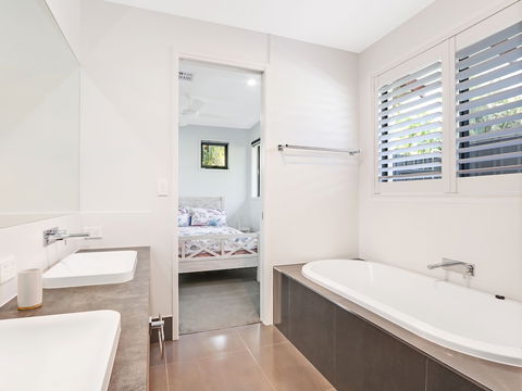 Adelong - Sunshine Coast Guide 2