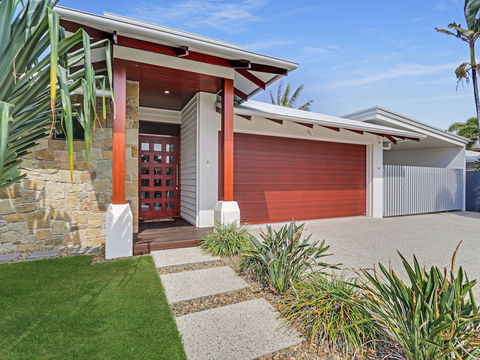 Adelong - Sunshine Coast Guide 0