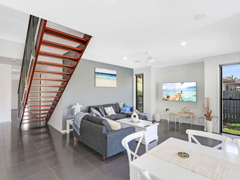 Adelong - Sunshine Coast Guide 6